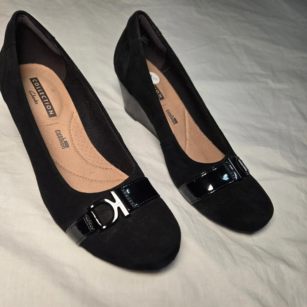 Clarks Collection Black Suede Wedge Pumps Buckle Accent Cushion Soft 8.5 M
